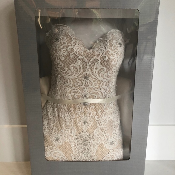 Victor Harper Couture Wedding Dress! - Picture 3 of 8